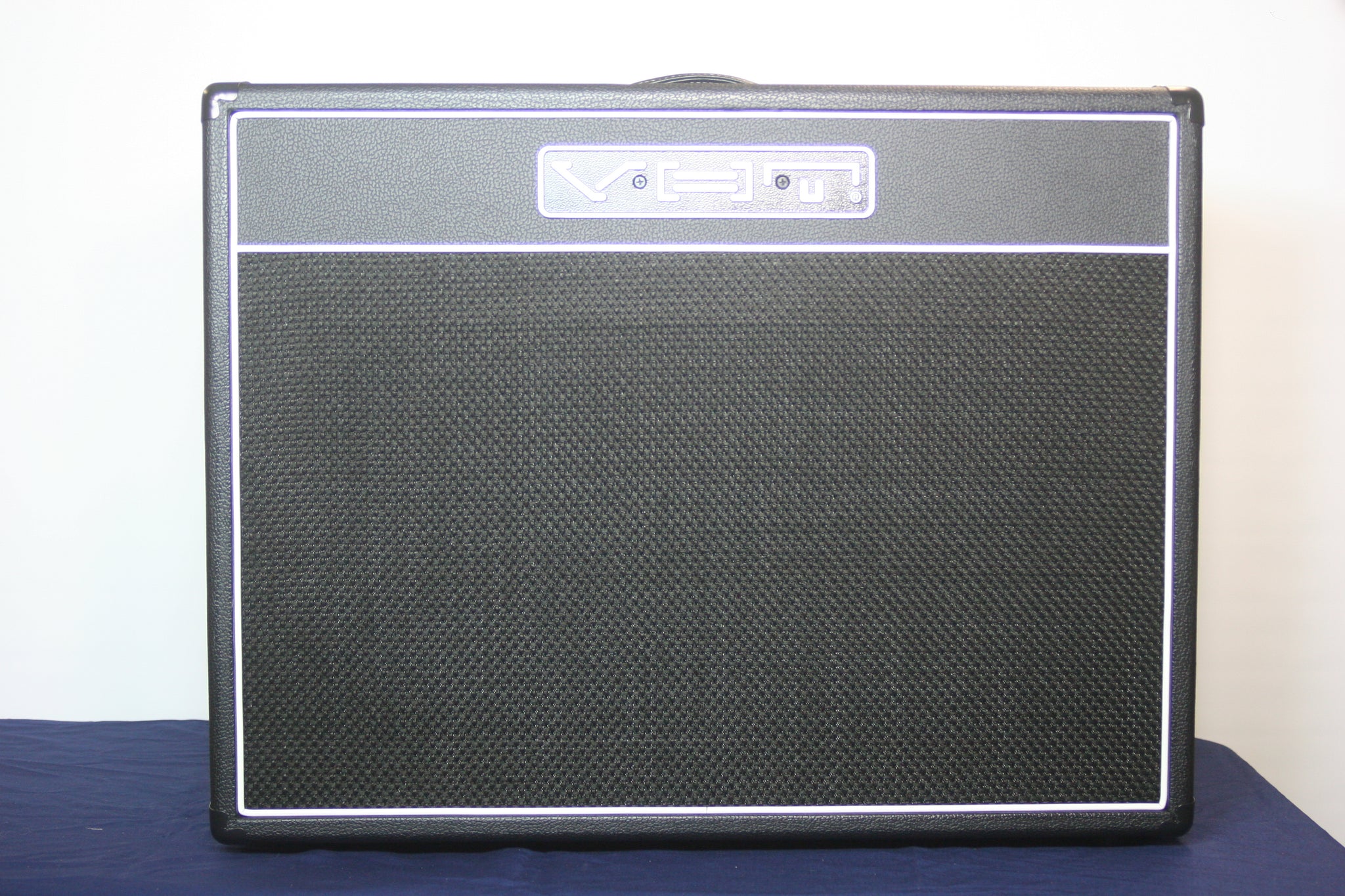 VHT 212 Black Tolex Guitar Cabinet With 2  VHT Chromeback 12" Speakers